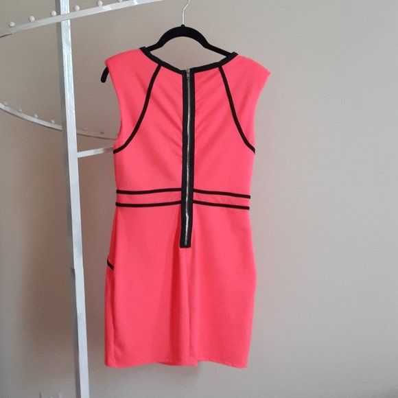 Neon orange dress with black lines - Picture 4 of 6